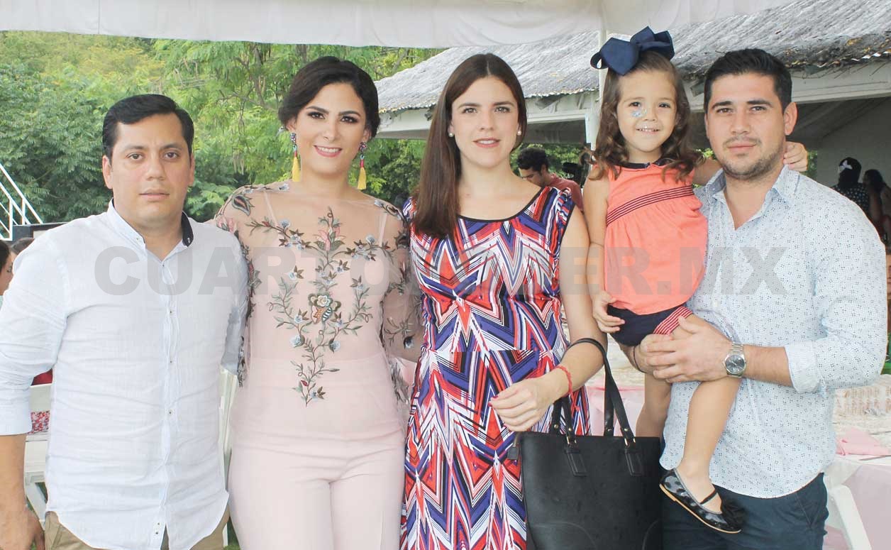 Hermanitas recibieron el agua bautismal