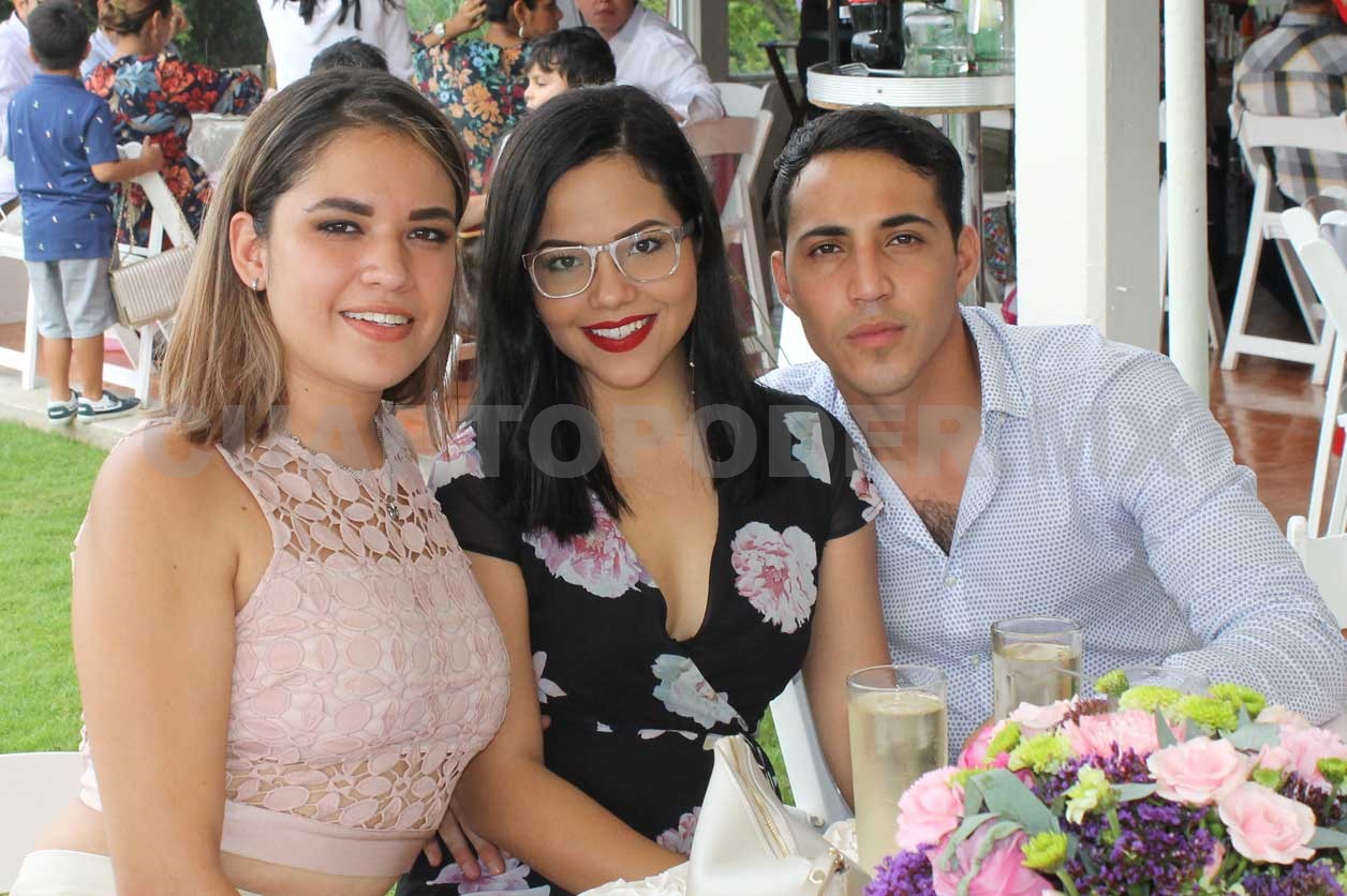Hermanitas recibieron el agua bautismal