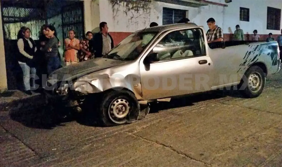 Ebrio conductor se estrella en vehículo estacionado