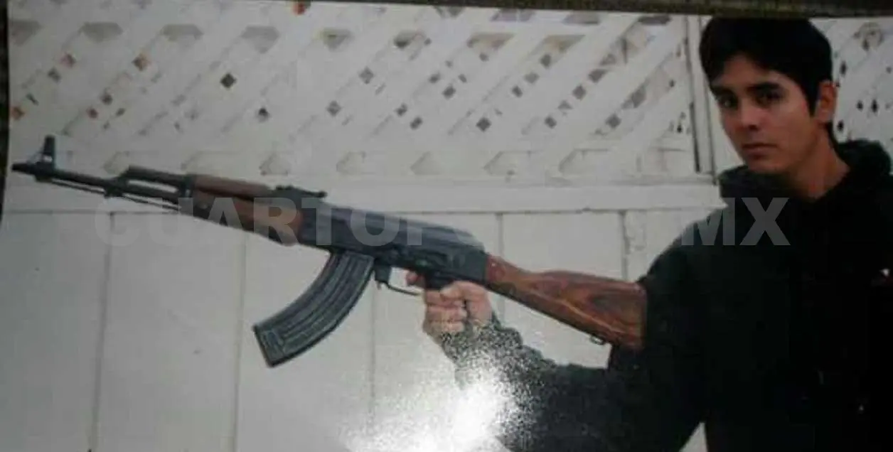 Diputado de Morena posa con un rifle automático