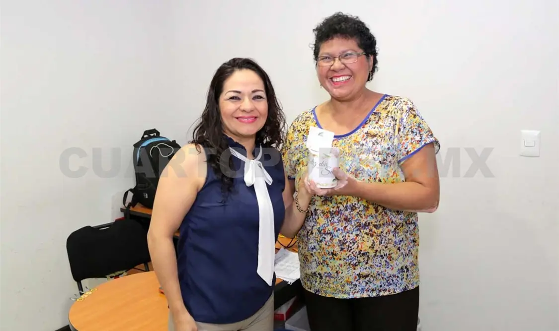 Festejan a las secretarias en su día