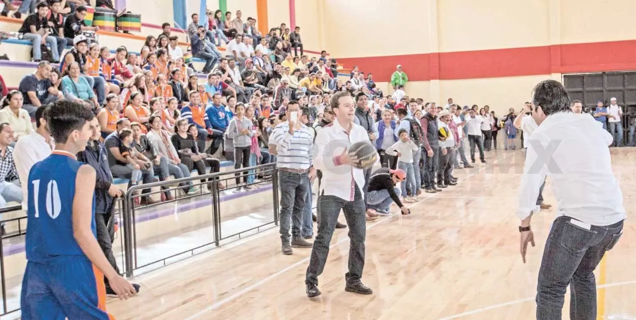 Entrega Velasco rehabilitación de espacios deportivos