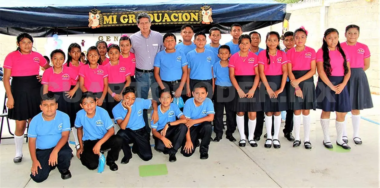 Apadrinan generación de estudiantes graduados