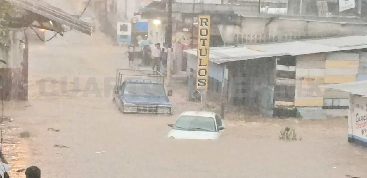 Lluvias inundan calles de Huixtla