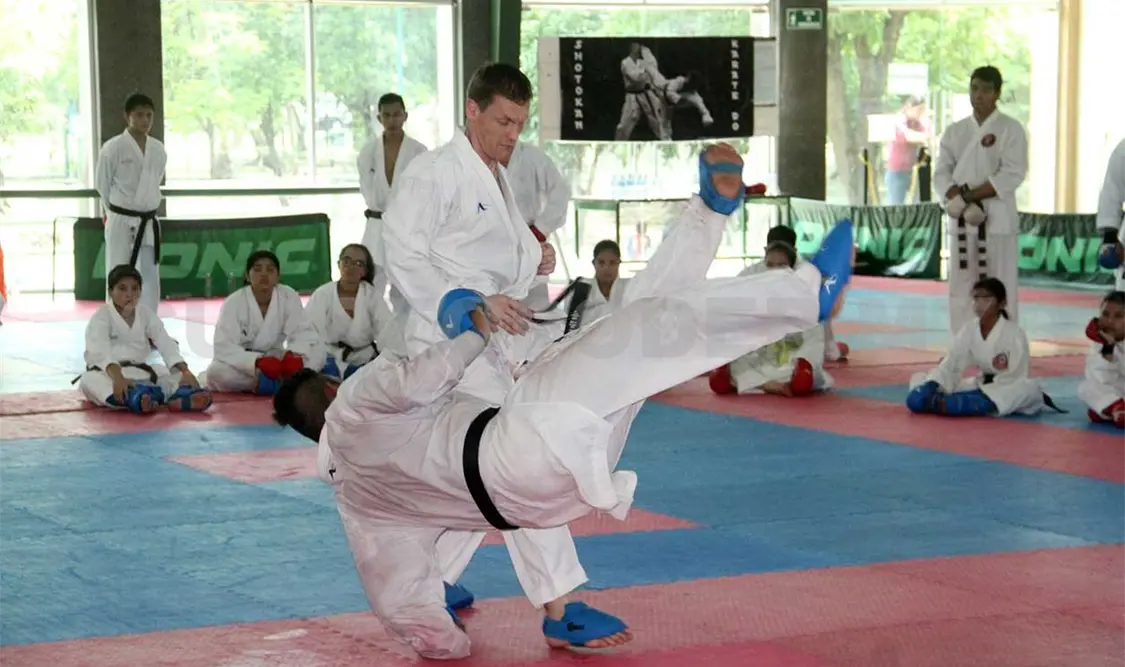 Junior Lafevre finalizó Seminario de Karate
