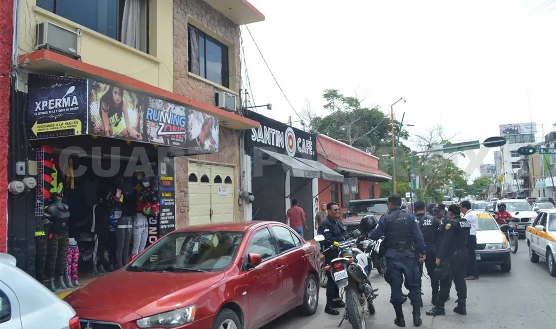 Sujetos roban ropa en tienda deportiva