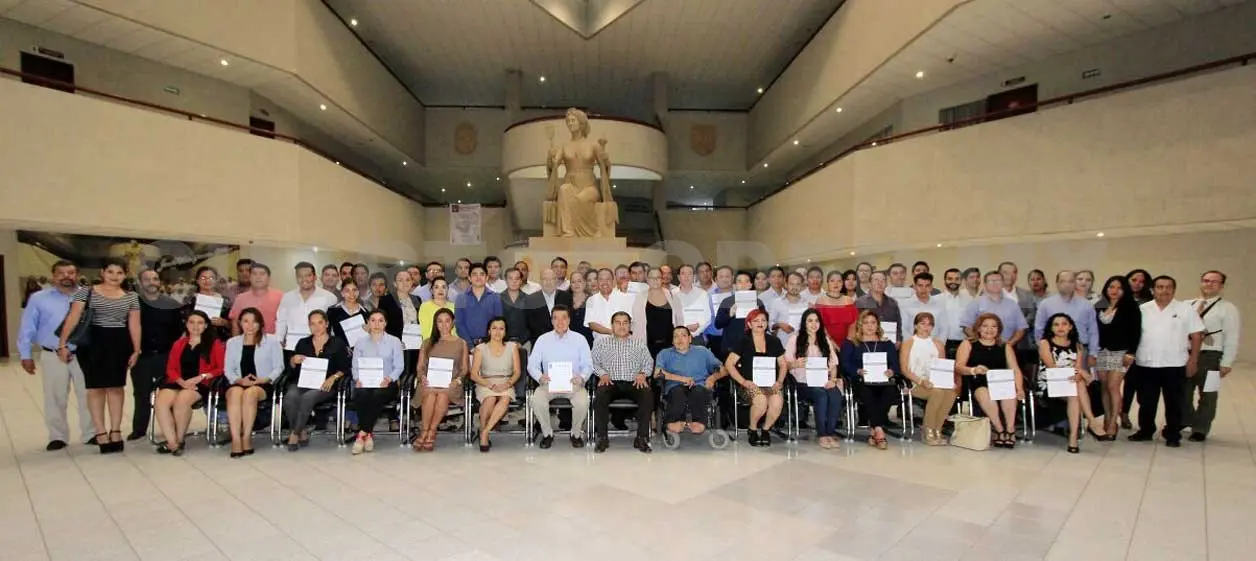 Entrega reconocimientos Escandón a universitarios