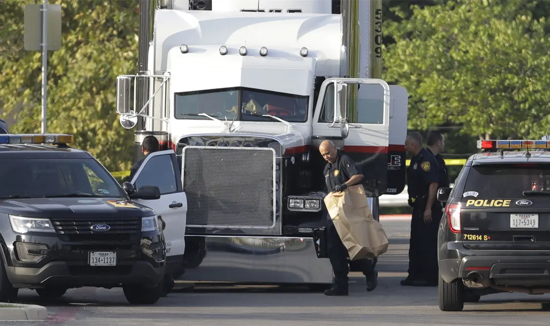 Hallan a ocho indocumentados muertos dentro de la caja de tráiler en Texas