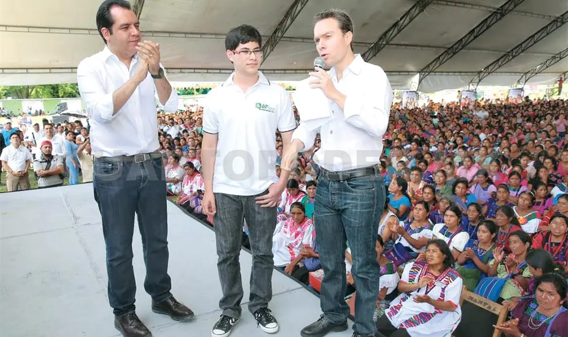 El senador Albores Gleason acompañó al mandatario estatal en el evento donde reconocieron los logros alcanzados por Rubén Miguel García Ruiz. CP