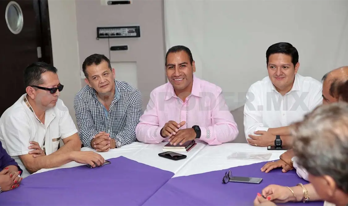 Se reúne Eduardo Ramírez con sector literario