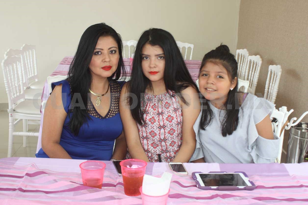 Viviana celebra con una pool party