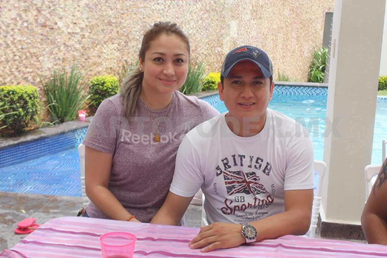 Viviana celebra con una pool party