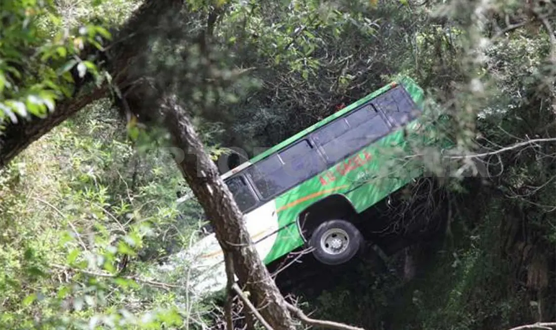 Camión cae a barranco; hay siete lesionados en Toluca