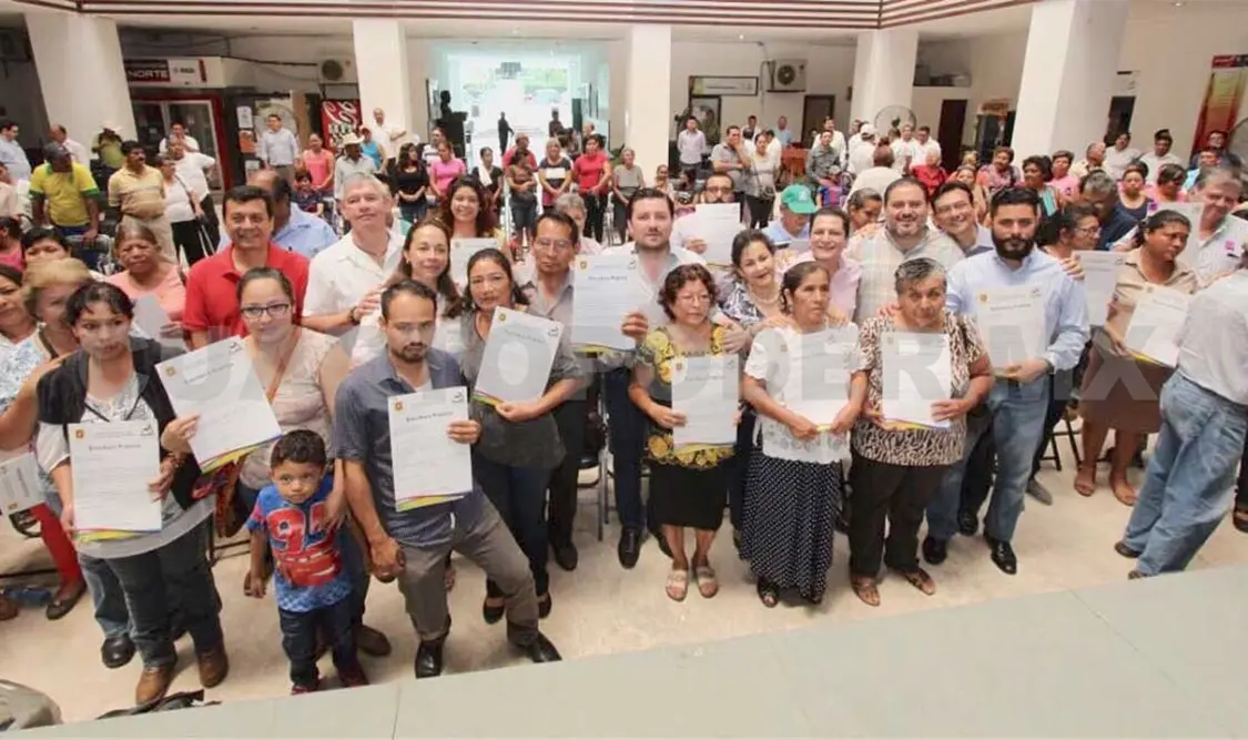 Entrega castellanos escrituras a colonos