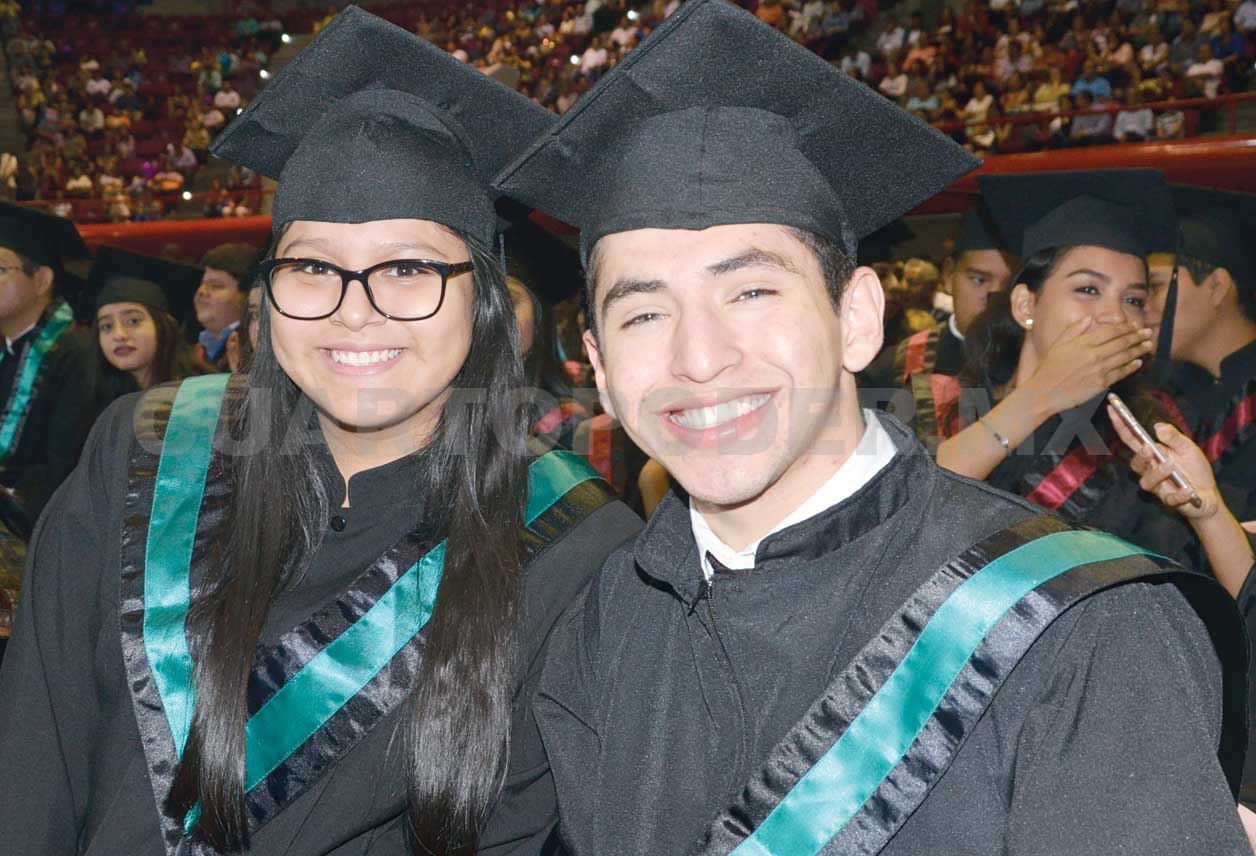 Alumnos dicen adiós a la prepa