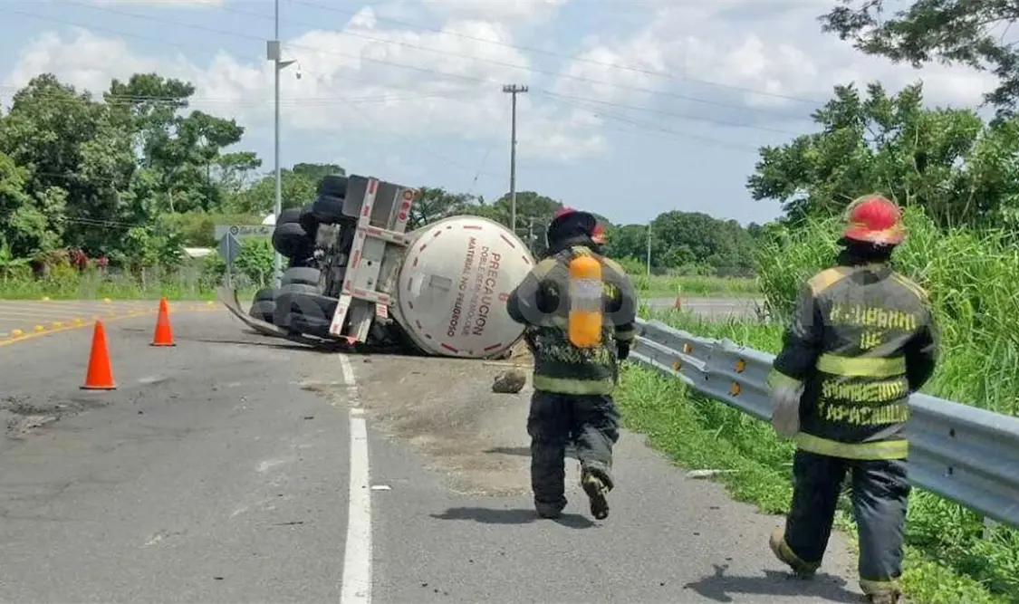 Pipa con amoniaco se desprende de tráiler y vuelca