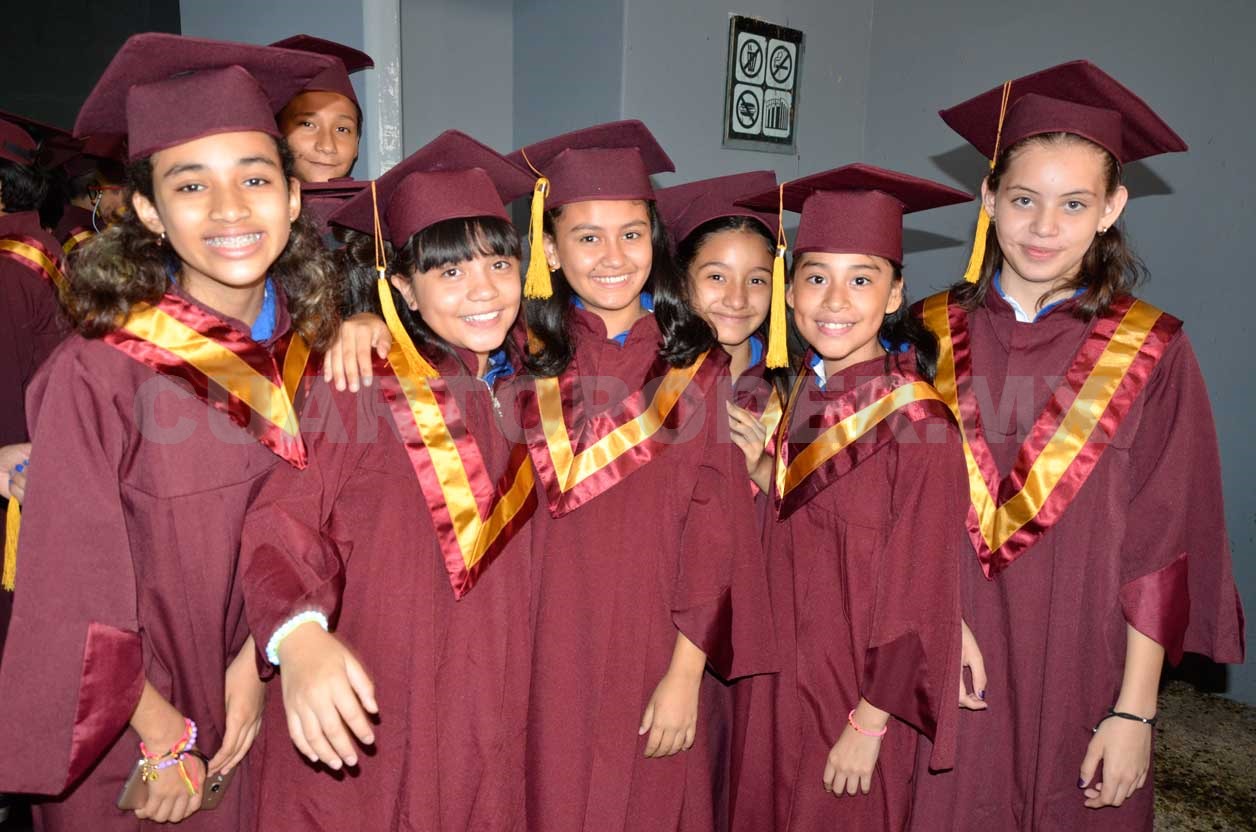 Alumnos se despiden de esta institución