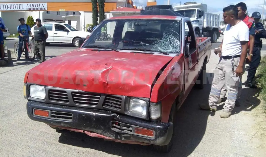 Motociclista se estrella en una camioneta