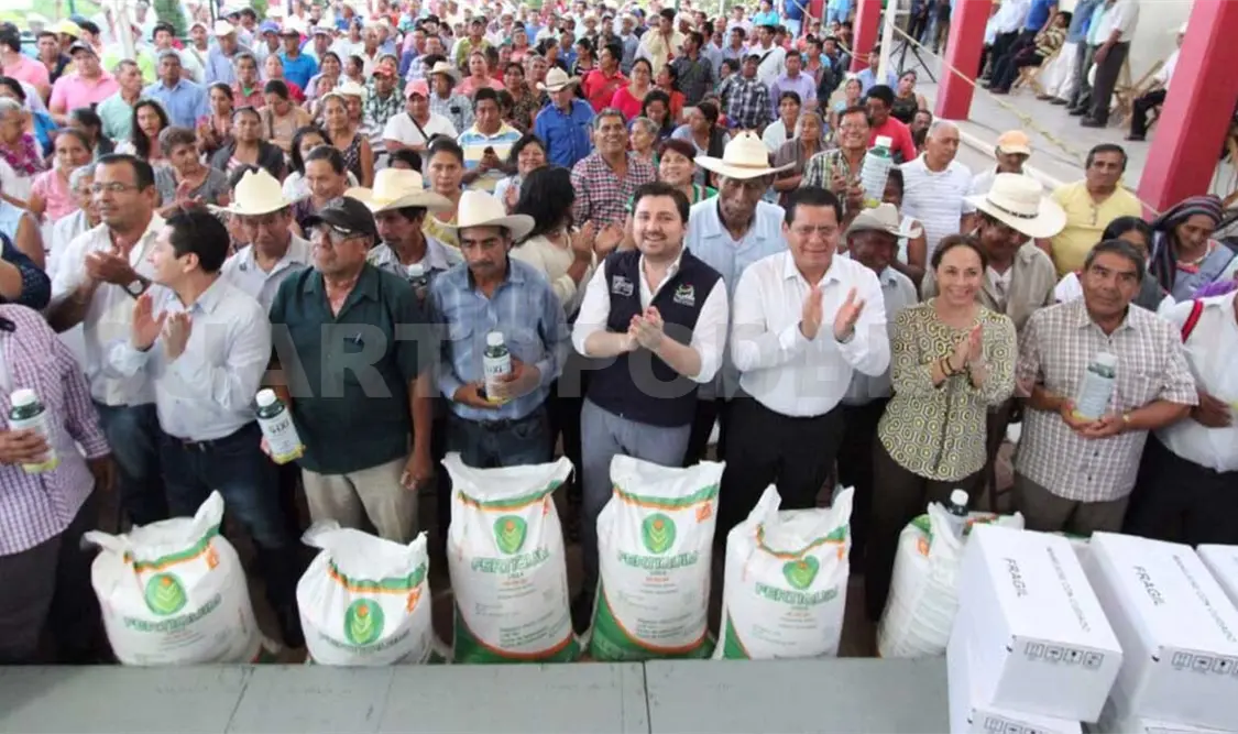 Respalda Castellanos a ejidatarios con insumos