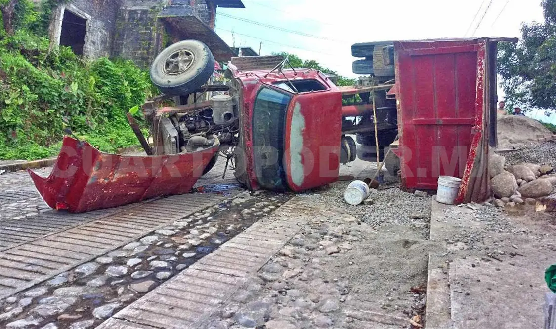 Camionero sobrevivió a una aparatosa volcadura