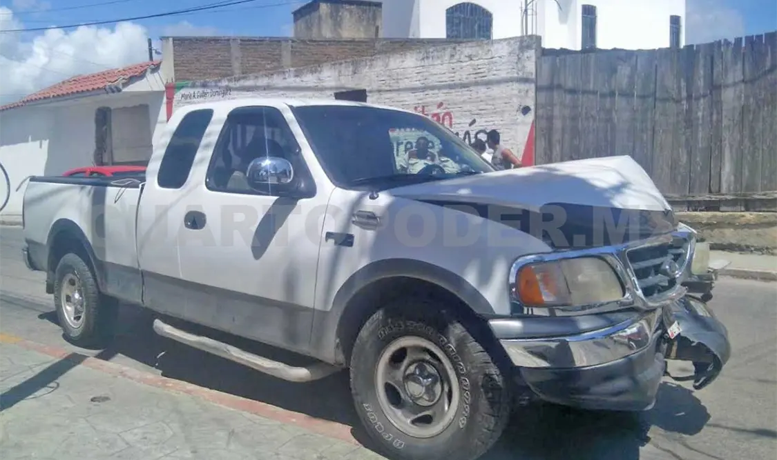 Dama al volante se estrelló contra un poste de madera