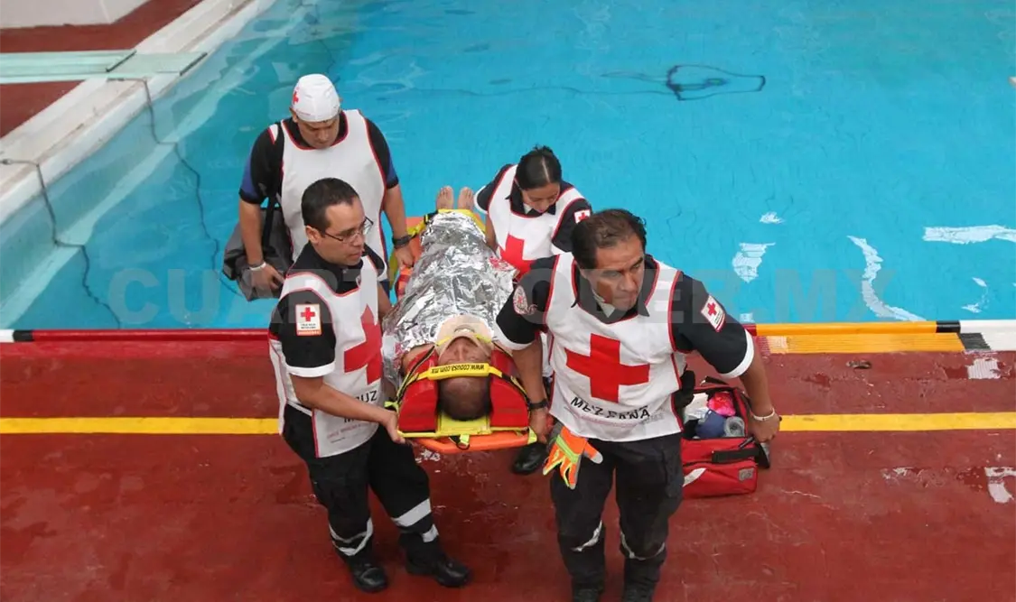 Realizan un simulacro en la alberca del Comité Olímpico Mexicano, a cargo de especialistas del área de rescate acuático. Agencias