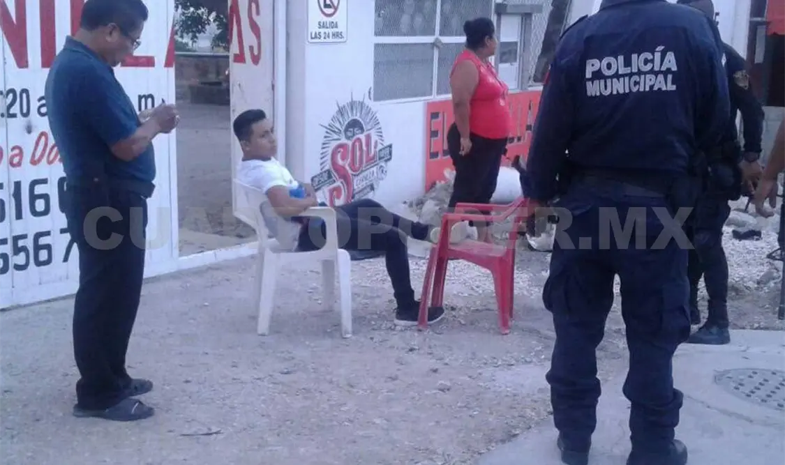 El joven fue auxiliado por empleados de un restaurante, y fueron quienes solicitaron el apoyo de las autoridades. Rafael Cabrera / CP
