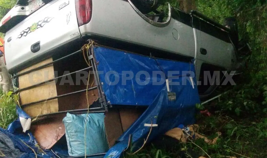 Tras el impacto la camioneta marca Ford tipo F150 quedó volcada entre la maleza. Rafael Victorio / CP