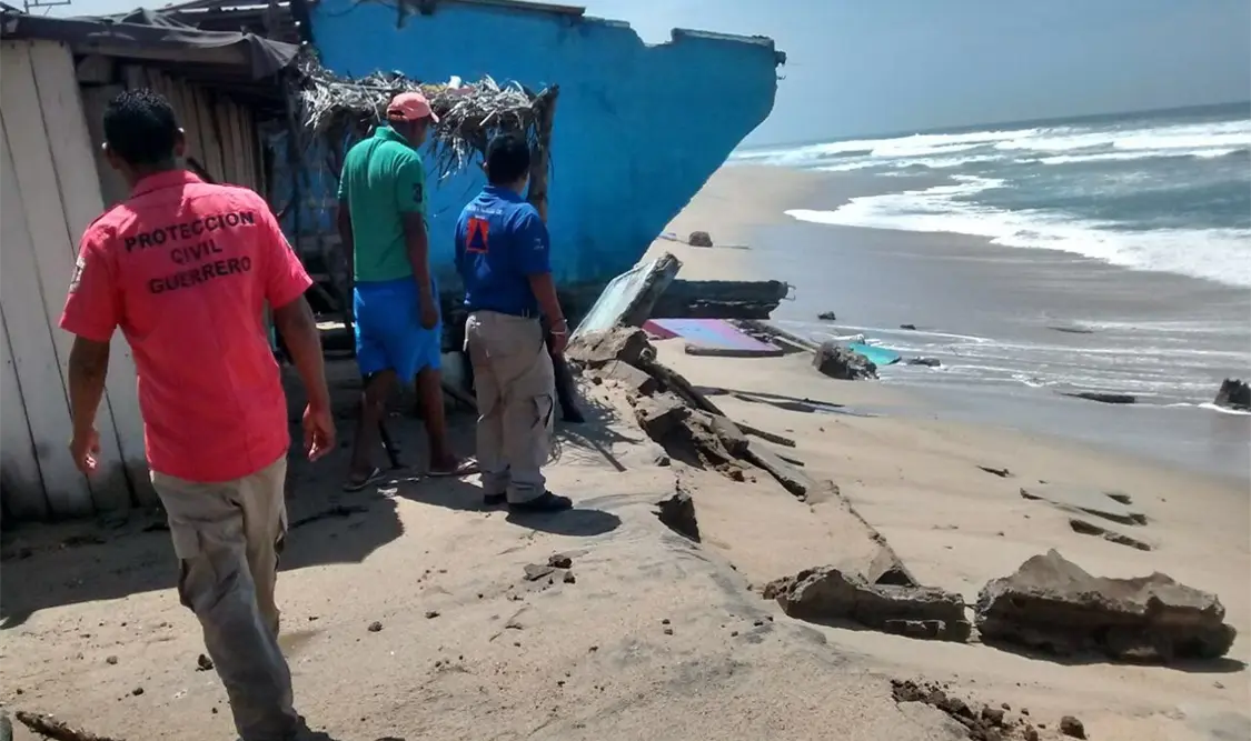 Mar de fondo deja ocho viviendas con daños en Costa Chica de Guerrero