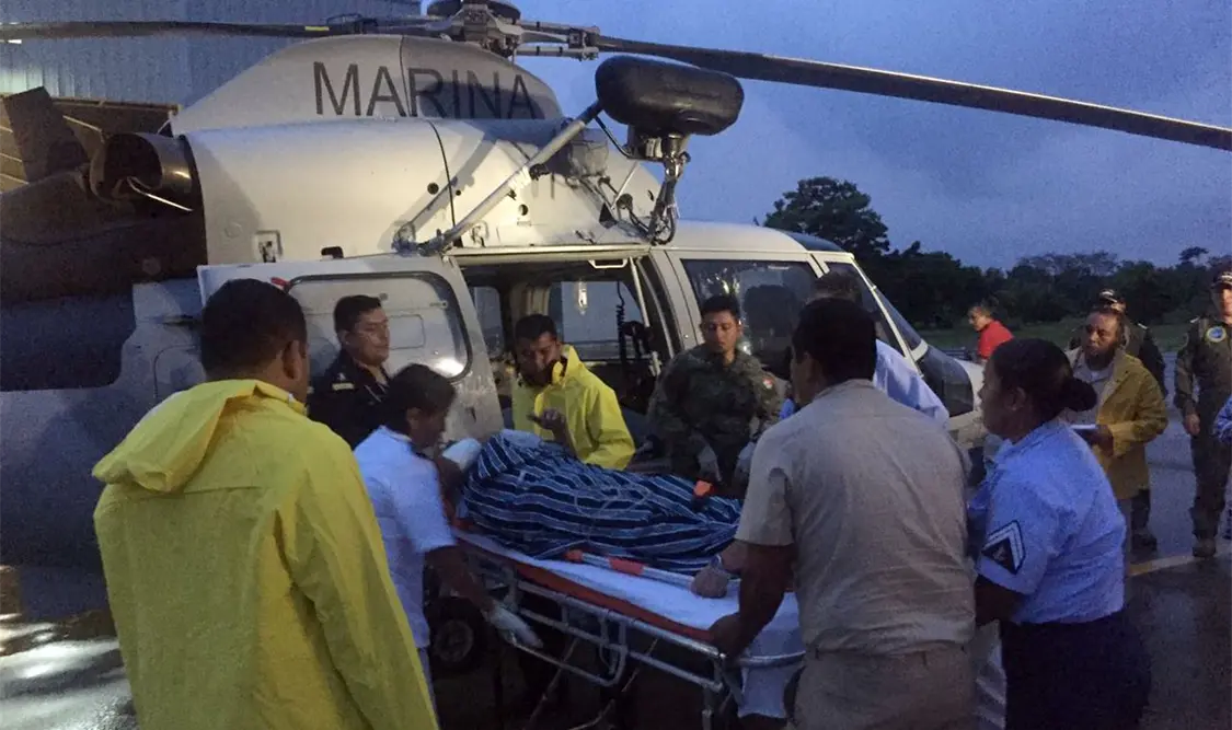 Marina apoya a tripulantes de helicóptero desplomado en el mar