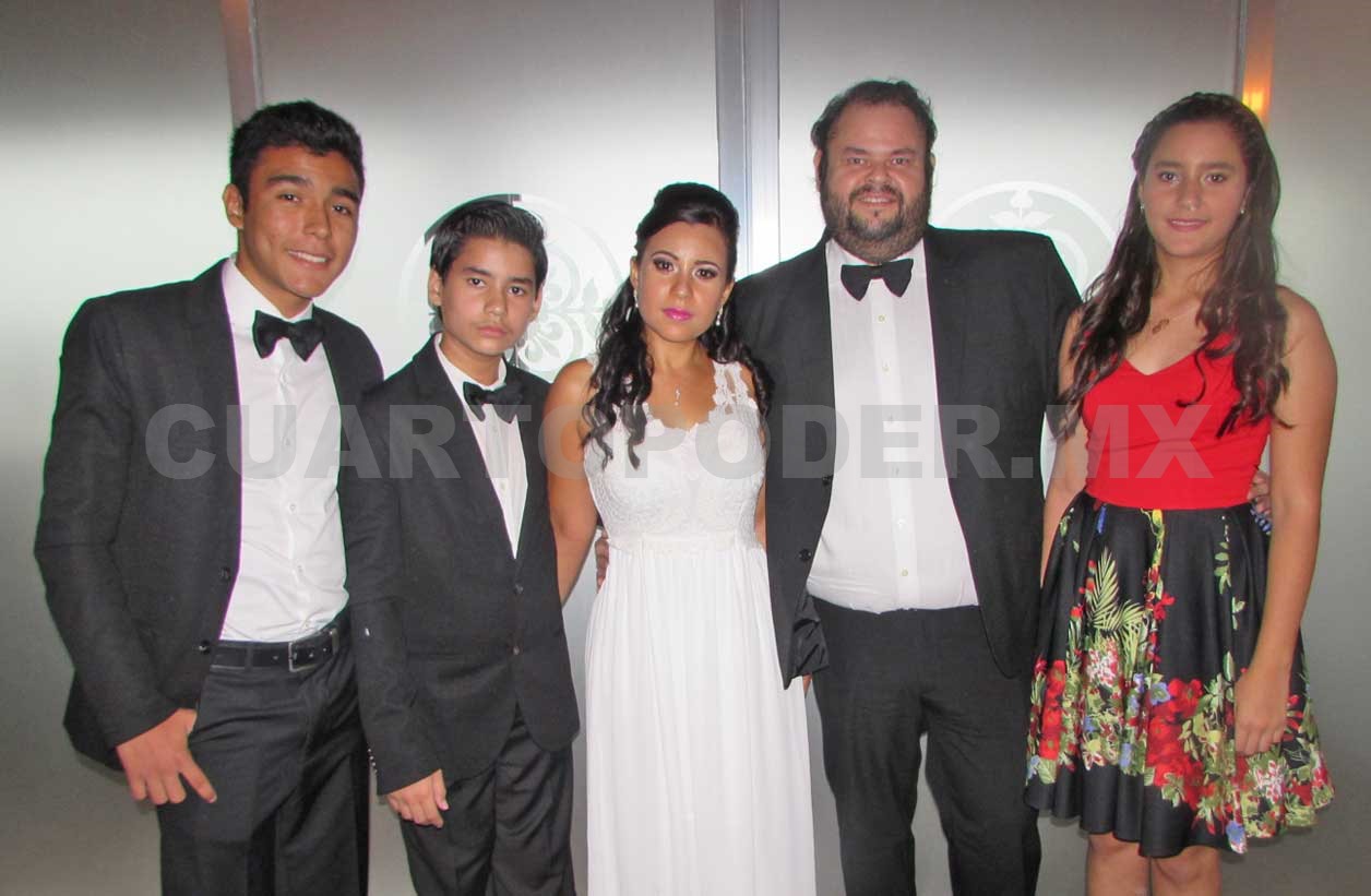 Feliz pareja se une en matrimonio