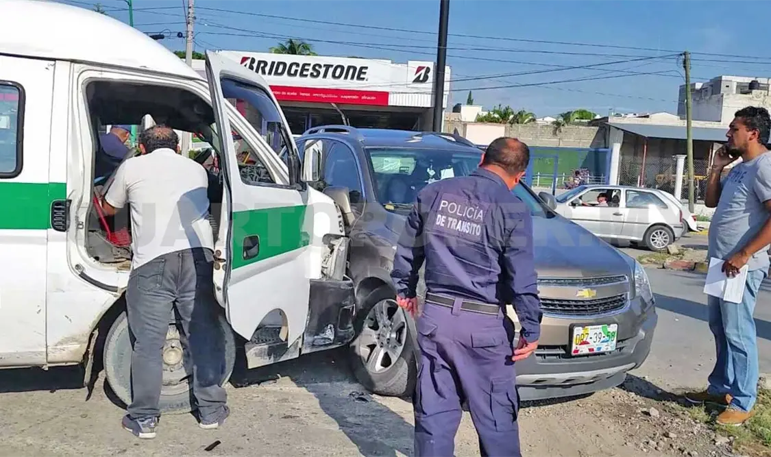 Colectivo impactó a lujosa camioneta