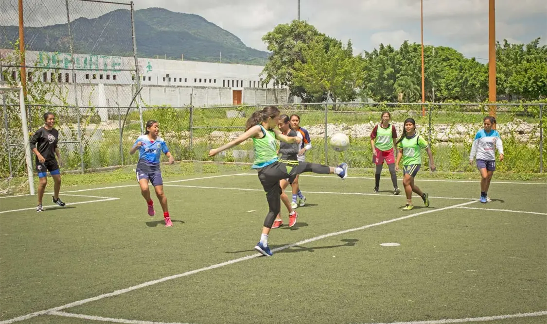 Futbol femenil con campamento en la SJRyD