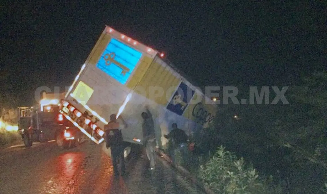 Pestañazo de camionero provocó salida de camino