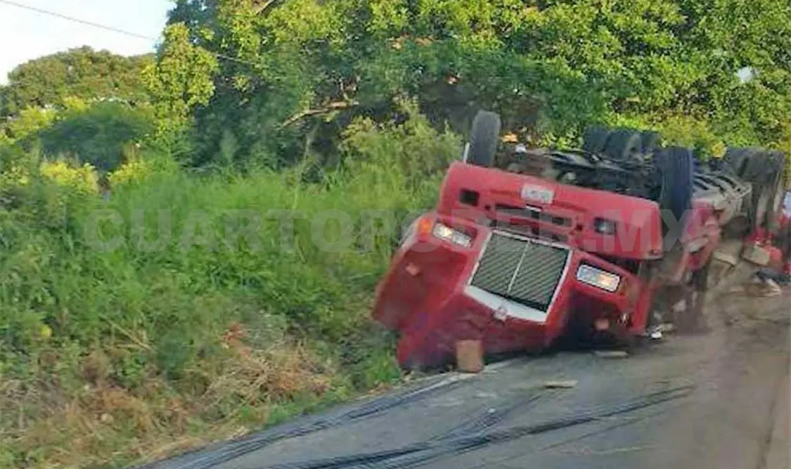 Coloso cargado con láminas volcó en la carretera Costera