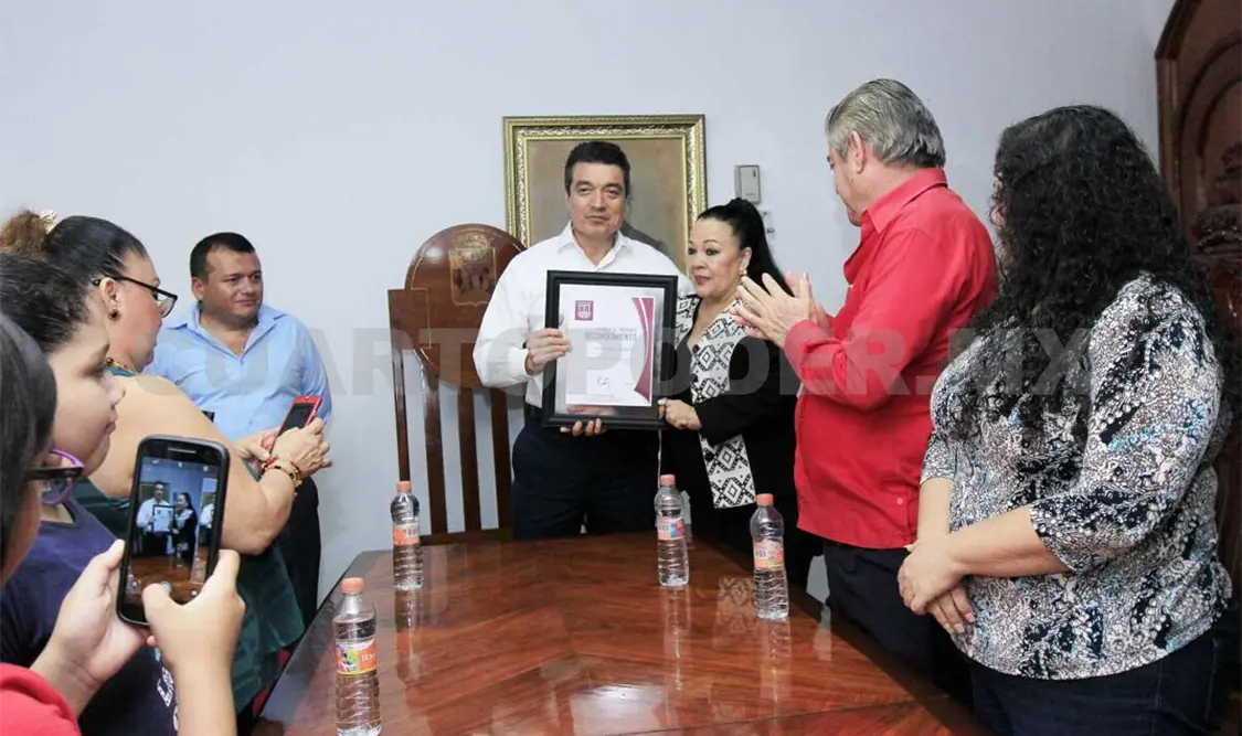 Reconoce Rutilio a destacada profesora