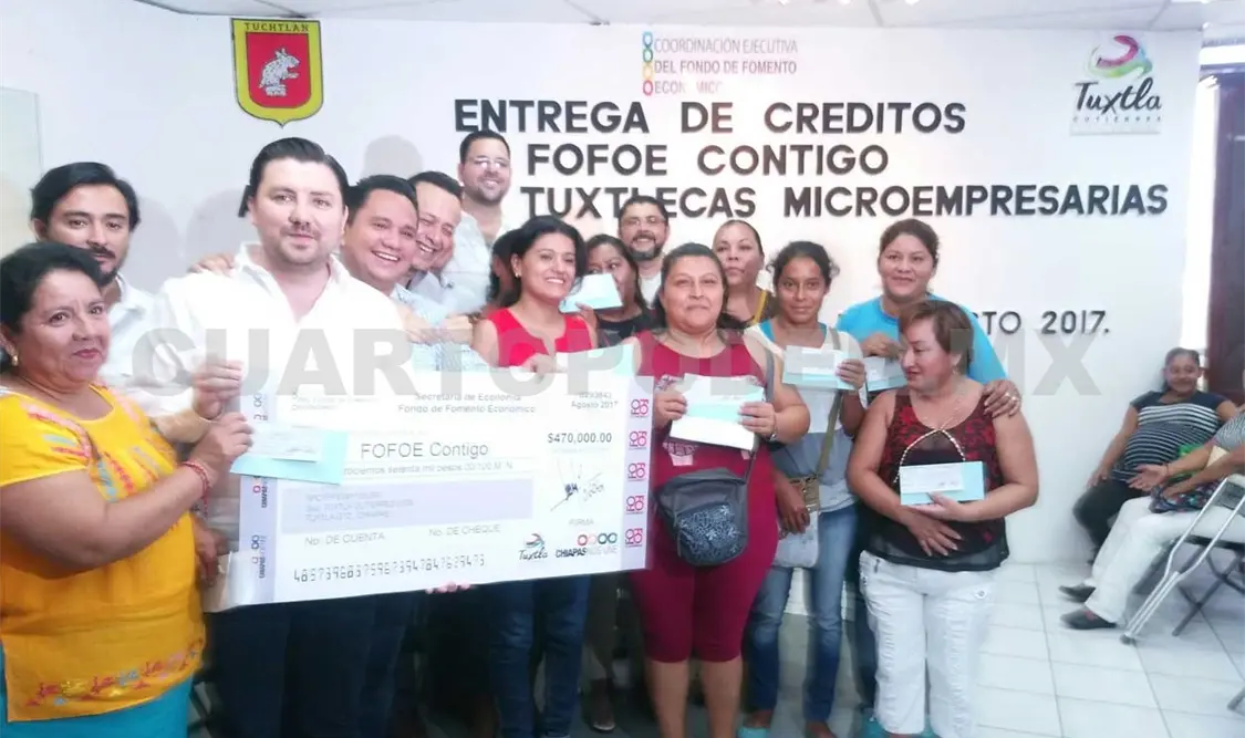 Microempresarias de la capital reciben créditos