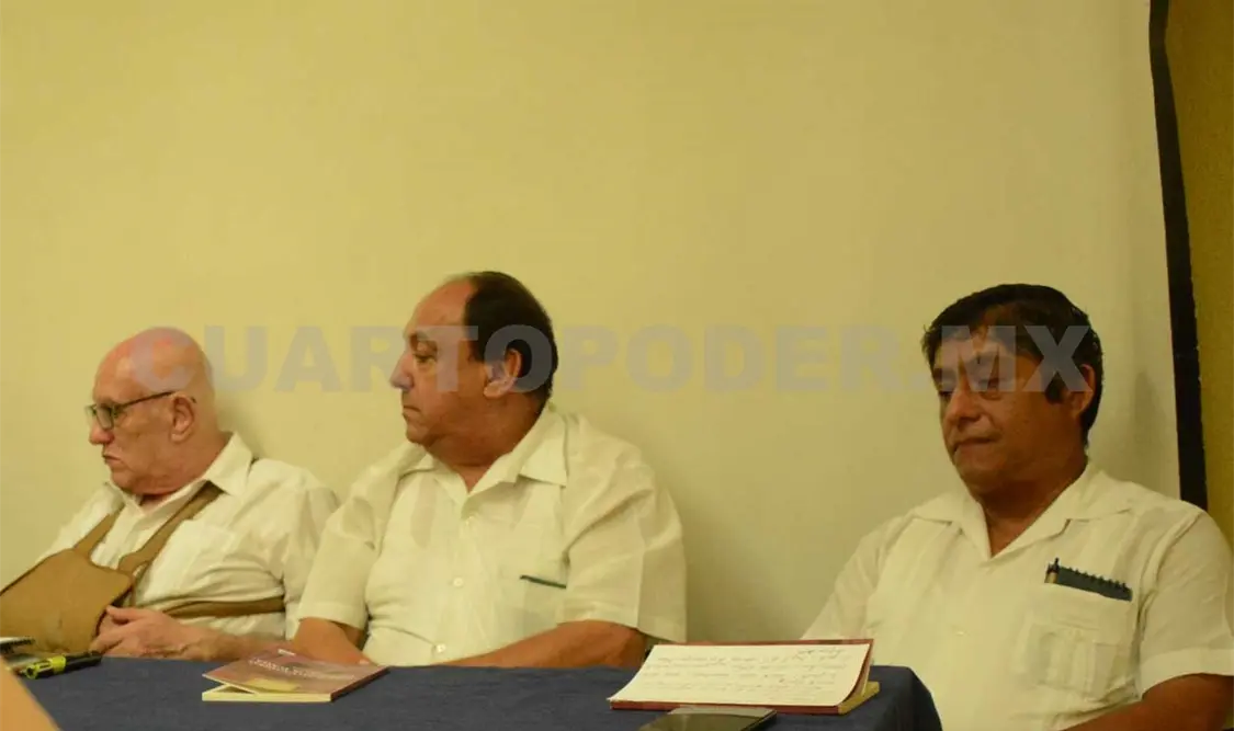 La mesa de presentación con el autor junto a Óscar Eloy y Alejandro Sánchez. Darwin Mendoza