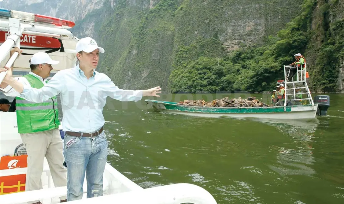 El gobernador Manuel Velasco Coello realizó un recorrido por las aguas del Río Grijalva para constatar los trabajos de limpieza. CP