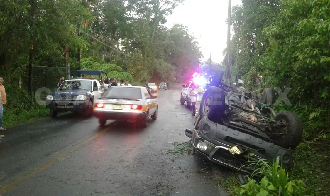 Sale ileso luego de volcar su camioneta