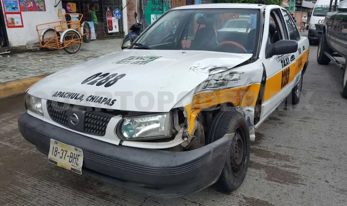 Taxista queda lesionado al chocar con un Cadillac