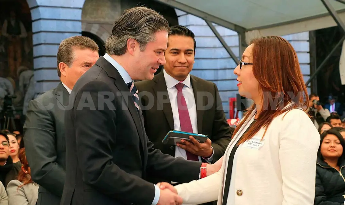 Entregan 902 plazas en la CDMX