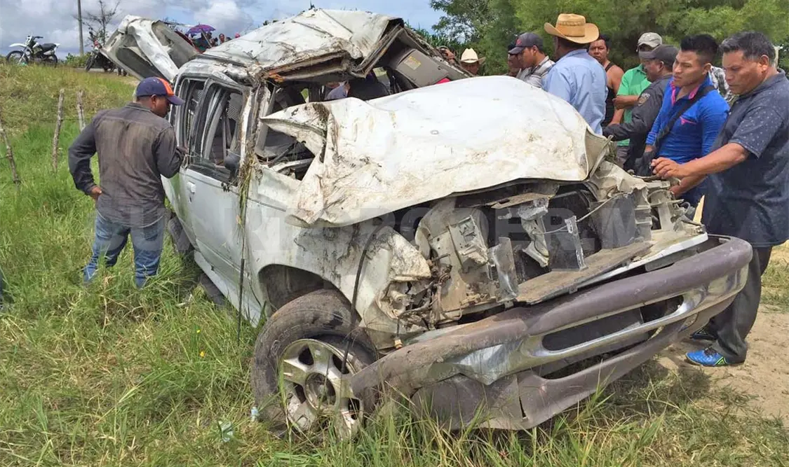 Un muerto y 7 heridos en volcadura