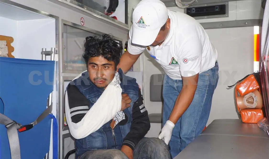 Tres heridos en volcadura de auto