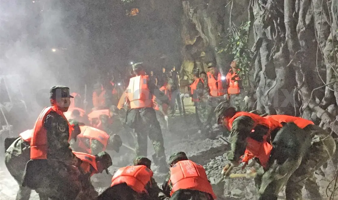 Sismo deja 5 muertos, 60 heridos y 100 atrapados