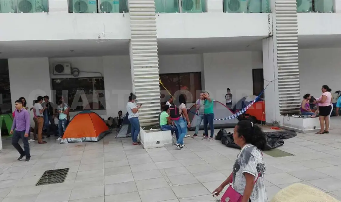 Normalistas en plantón son atendidos por autoridades
