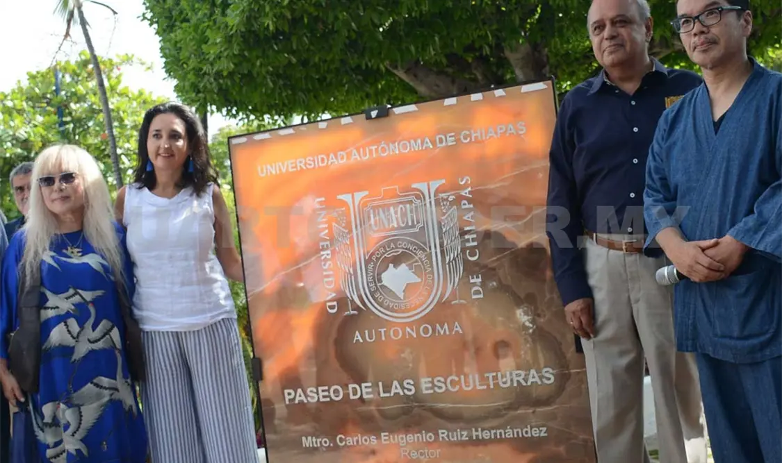 En la develación de la placa
