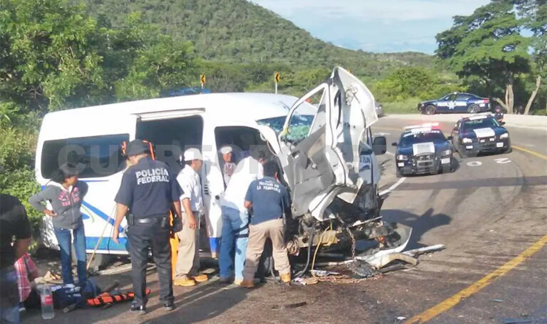 Colectivo y tráiler chocan de frente