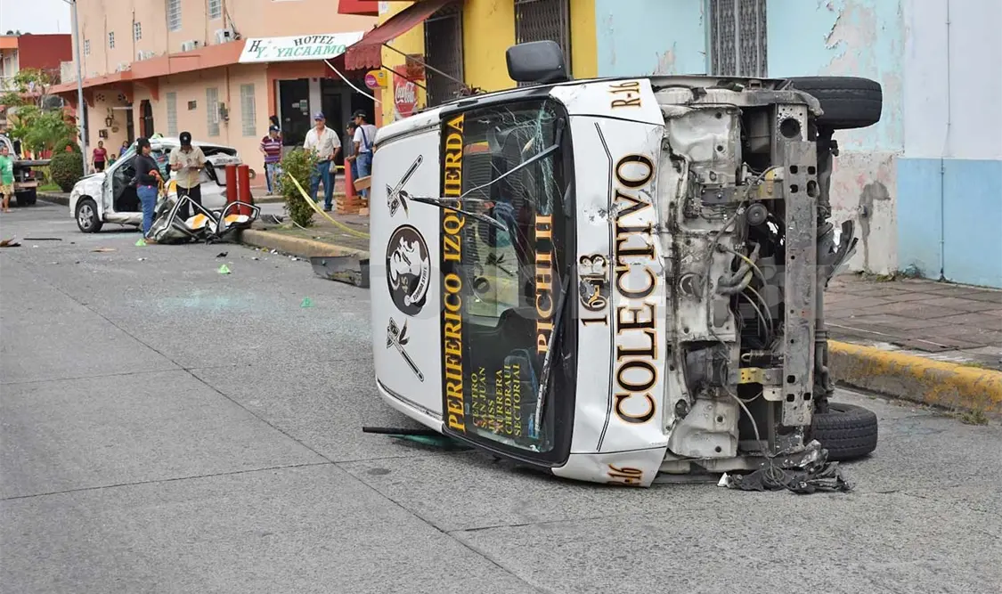 Cuatro lesionados en choque de taxi y colectivo