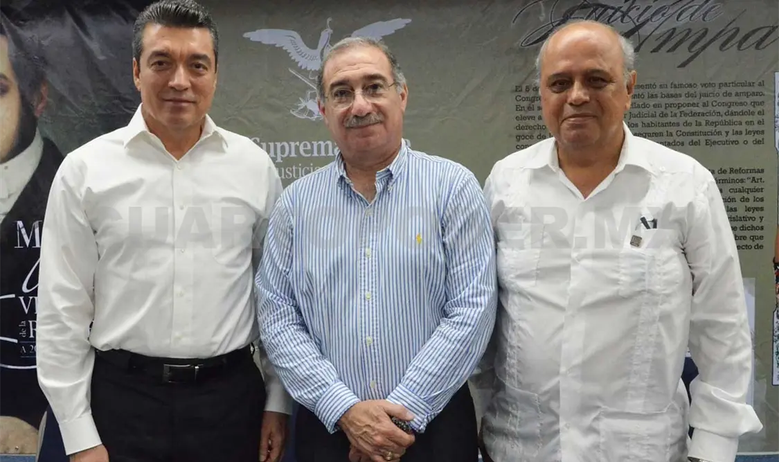 El ministro de la SCJN, Pérez Dayán, posó para la fotografía en compañía del ministro Escandón Cadenas y el rector Eugenio Ruiz Hernández. CP